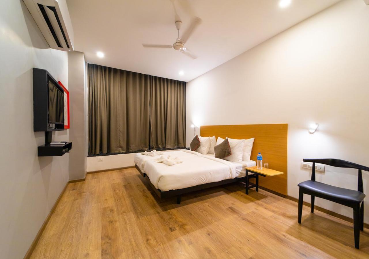 Hotel The Park Infinity Surat Exterior foto