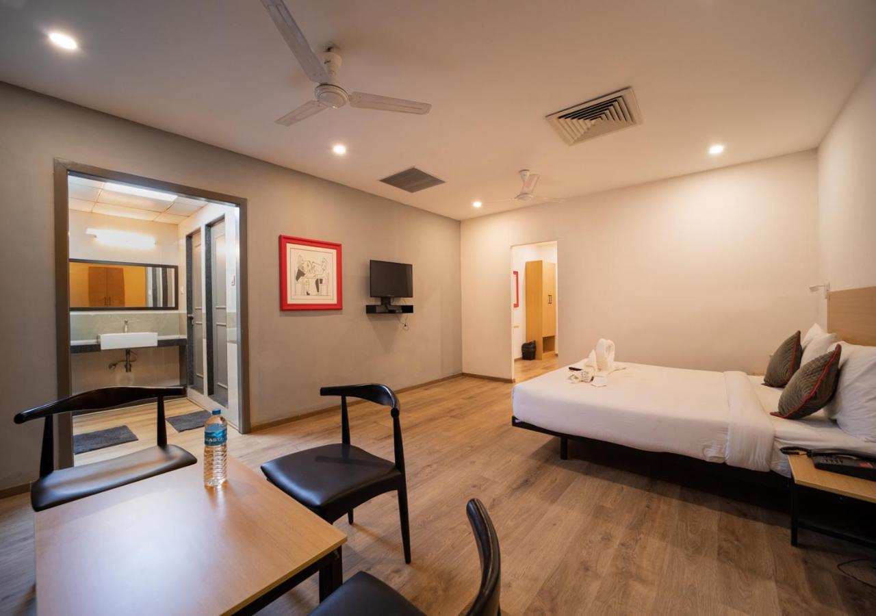 Hotel The Park Infinity Surat Exterior foto