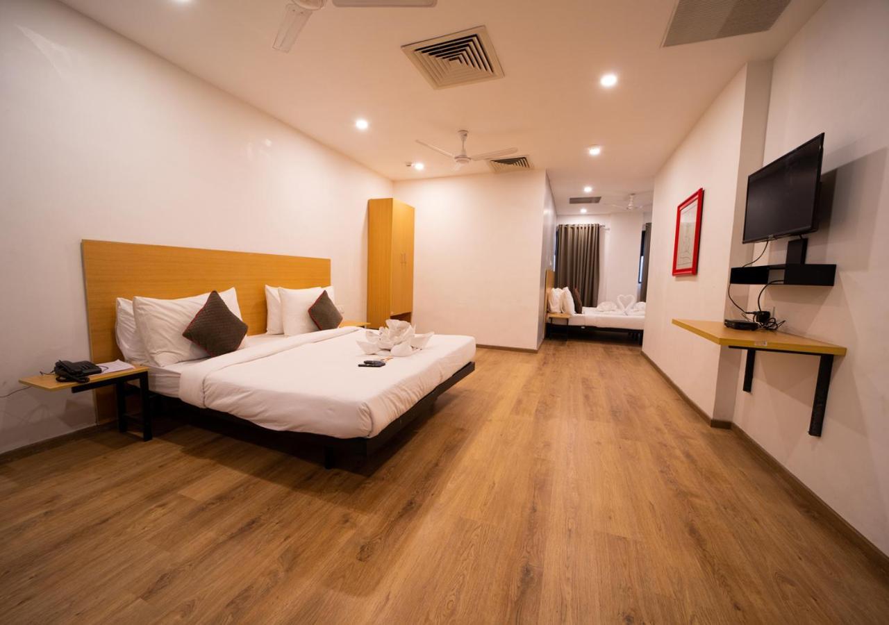 Hotel The Park Infinity Surat Exterior foto