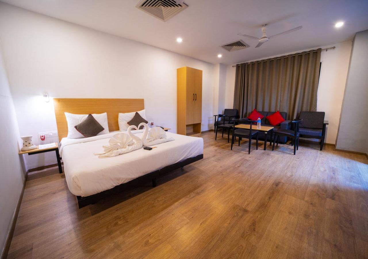 Hotel The Park Infinity Surat Exterior foto